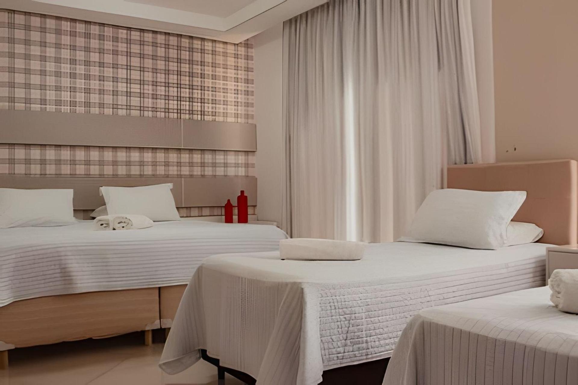 Sobrado Com 5 Suite 1 Quarto Piscina Churraqueira Ar Ate 20 Hospede フォス・ド・イグアス エクステリア 写真