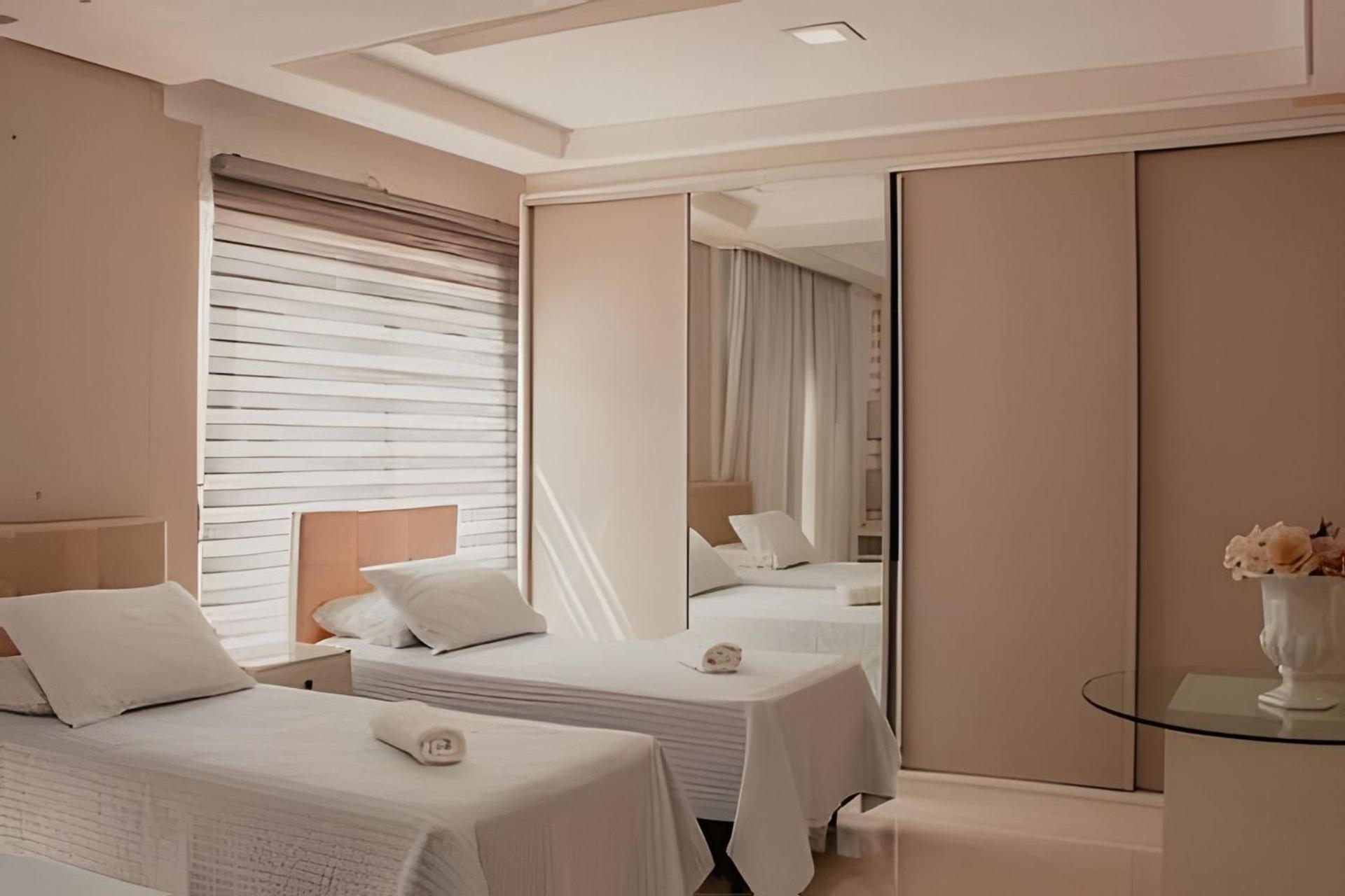 Sobrado Com 5 Suite 1 Quarto Piscina Churraqueira Ar Ate 20 Hospede フォス・ド・イグアス エクステリア 写真